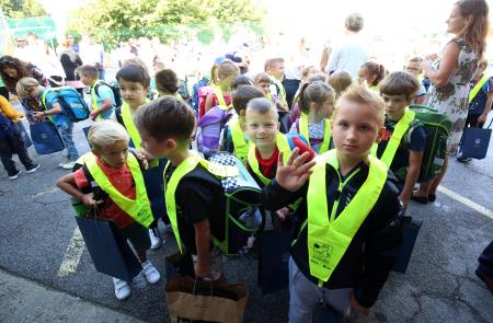 PRVI ŠOLSKI DAN SPREJEM PRVOOLČKOV CERKNICA 19 FOTO LJUBO VUKELIČ